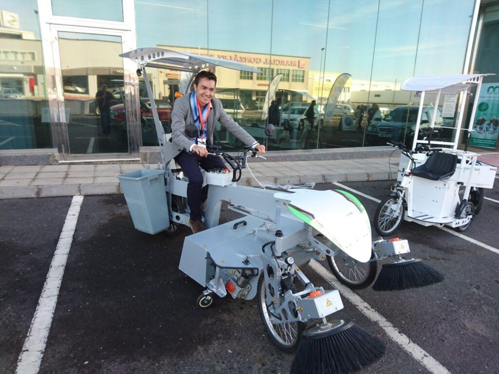 Aquí estoy pedaleando sobre una Sweeperbike, la primera barredora eléctrica del mundo del pedaleo asistido